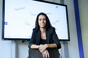 Silvia Lipp sitzend auf einem Sessel