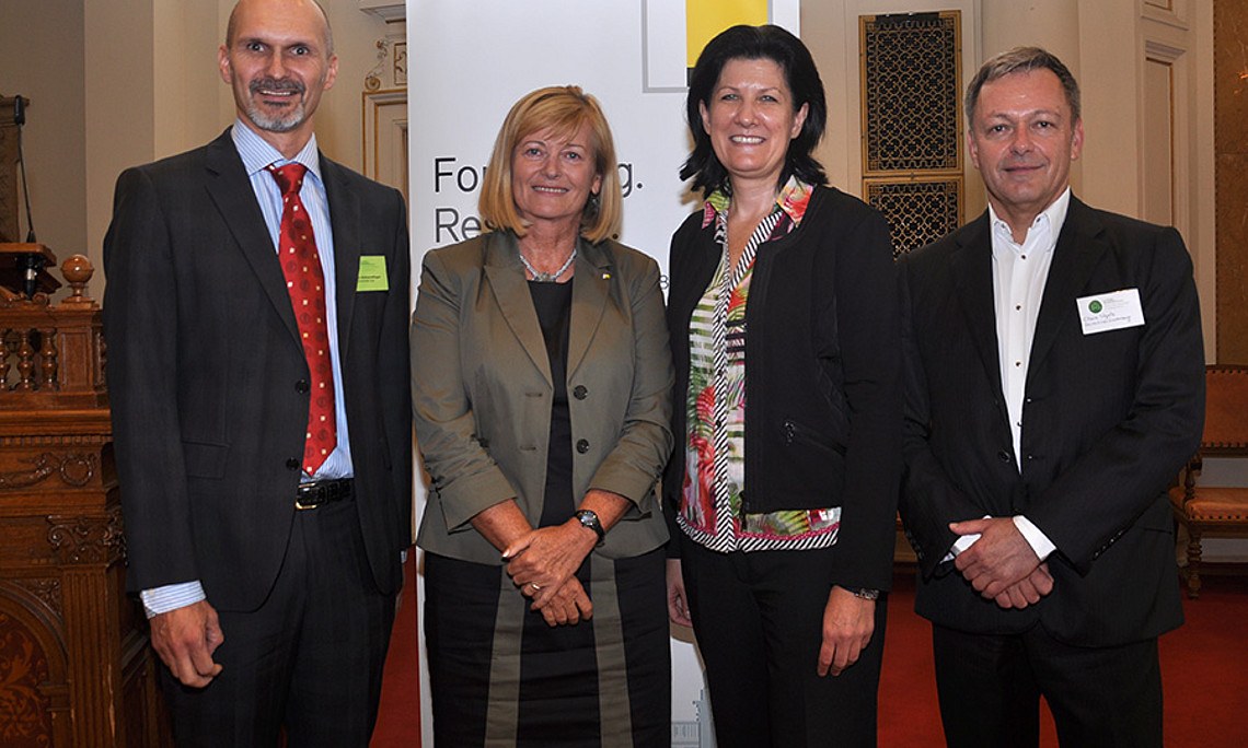 Eröffneten den Kongress zur Gesundheitspsychologie: Andreas Schwerdtfeger, Rektorin Christa Neuper, Landtagsabgeordnete Barbara Riener und Claus Vögele von der Fachgruppe Gesundheitspsychologie (v.l.), Foto: Uni Graz/Schweiger