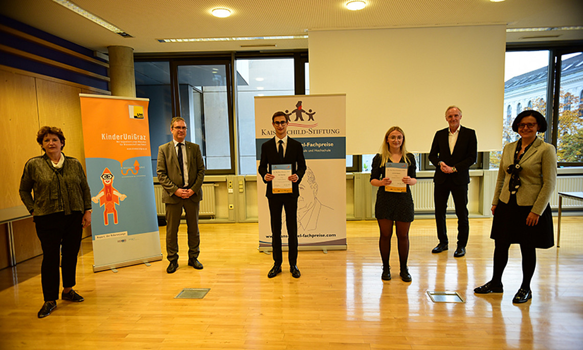 Die Ehrengäste Landesrätin Ursula Lackner, Vizerektor Peter Riedler, Stadtrat Günter Riegler und Landtags-Abgeordnete Sandra Holasek (v.l.) mit den PreisträgerInnen der Fachrichtung Biologie... 