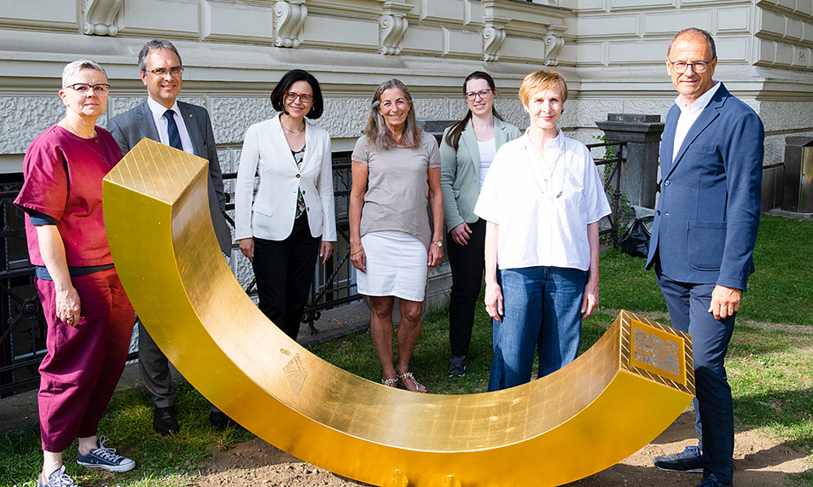 Erinnerung an eine Pionierin der Wissenschaft (v. l.): Renate Dworczak (Sonderbeauftragte für Gleichstellung hinsichtlich Gender und Diversität), Rektor Peter Riedler, Landtagsabgeordnete Sandra Holasek, Elisabeth Fiedler (Kunst im Außenraum), Gemeinderätin Manecke Maike, Künstlerin Barbara Edlinger und Universalmuseum-Direktor Wolfgang Muchitsch, Foto: Uni Graz/Tzivanopoulos