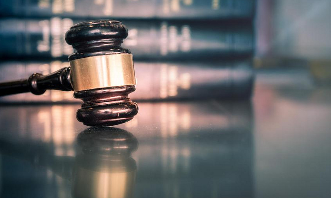 Richterhammer vor einem Stapel Bücher