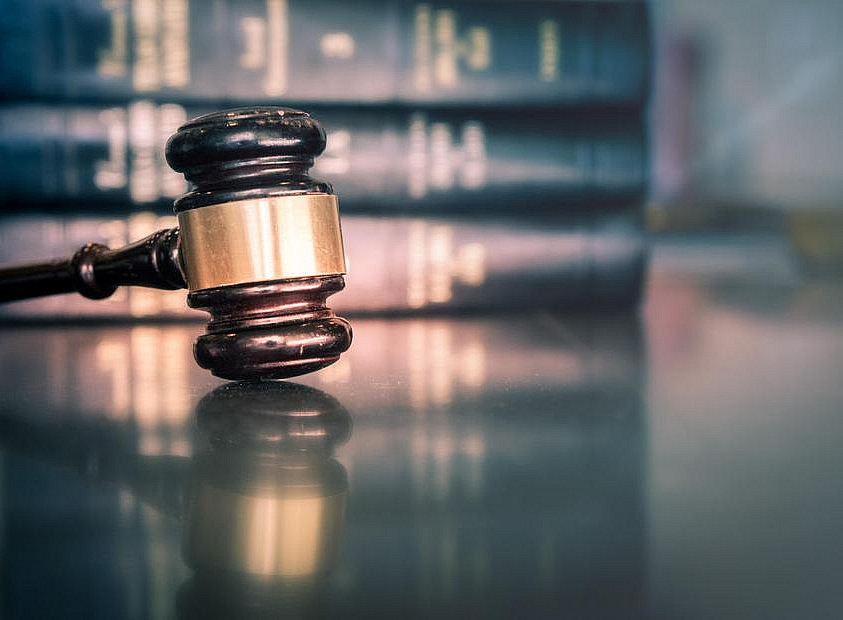 Richterhammer vor einem Stapel Bücher ©BCFC - stock.adobe.com