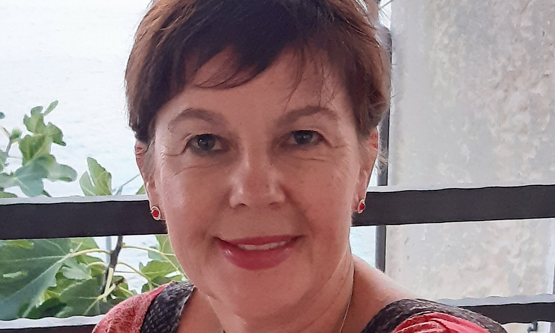 Gesicht von Monika Lammer auf eine Terrasse