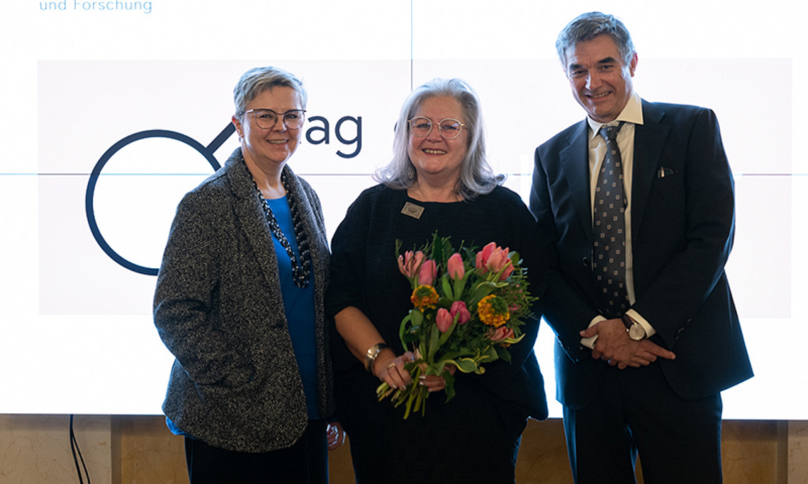 Irmtraud Fischer (center) received the Gabriele Possanner Honorary Award. Congratulating: Vice Rector Joachim Reidl and Renate Dworczak, Special Representative of the Rectorate for Equality with regard to Gender and Diversity. Photo: BMBWF / Philipp Schuster