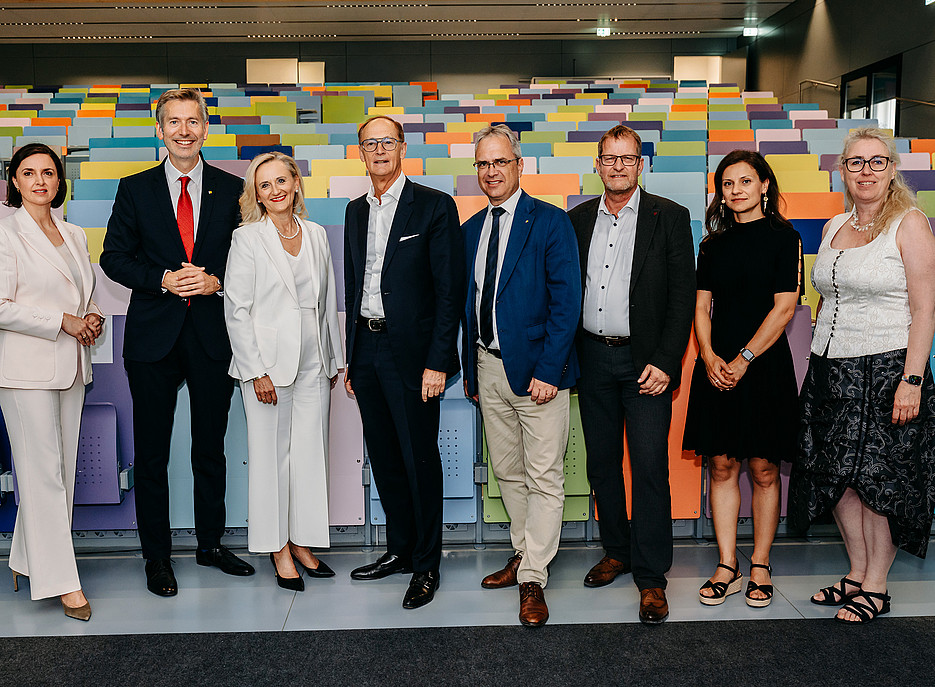 Gruppenfoto von 8 Personen, 4 Männer und 4 Frauen, elegant gekleidet ©© Nadja Fuchs 