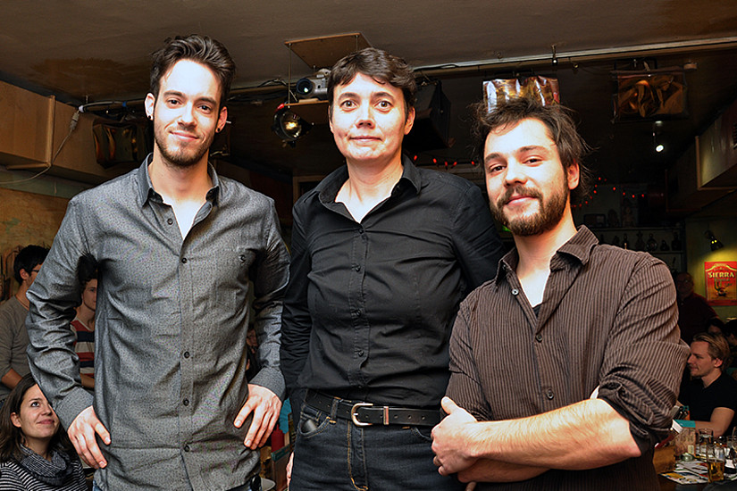 Lukas Grumet (links) und Christian Fercher luden Astrid Veronig zur Vorlesung ins Pub