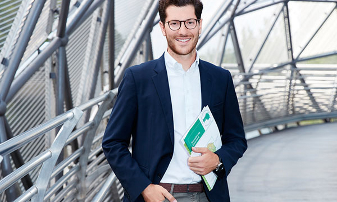 Daniel Heitzmann sucht in seiner Dissertation nach planungsrechtlichen Möglichkeiten zur Entwicklung der Energieinfrastruktur. Foto: © www.barbaramajcan.com