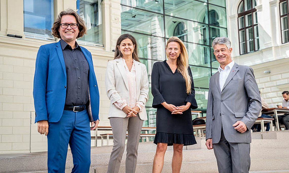Rektor Martin Polaschek, die Landesrätinnen Doris Kampus und Juliane Bogner-Strauß sowie TU-Rektor Harald Kainz begrüßen die Impfaktion für die steirischen Hochschulen. Foto: Land Steiermark/Jesse Streibl
