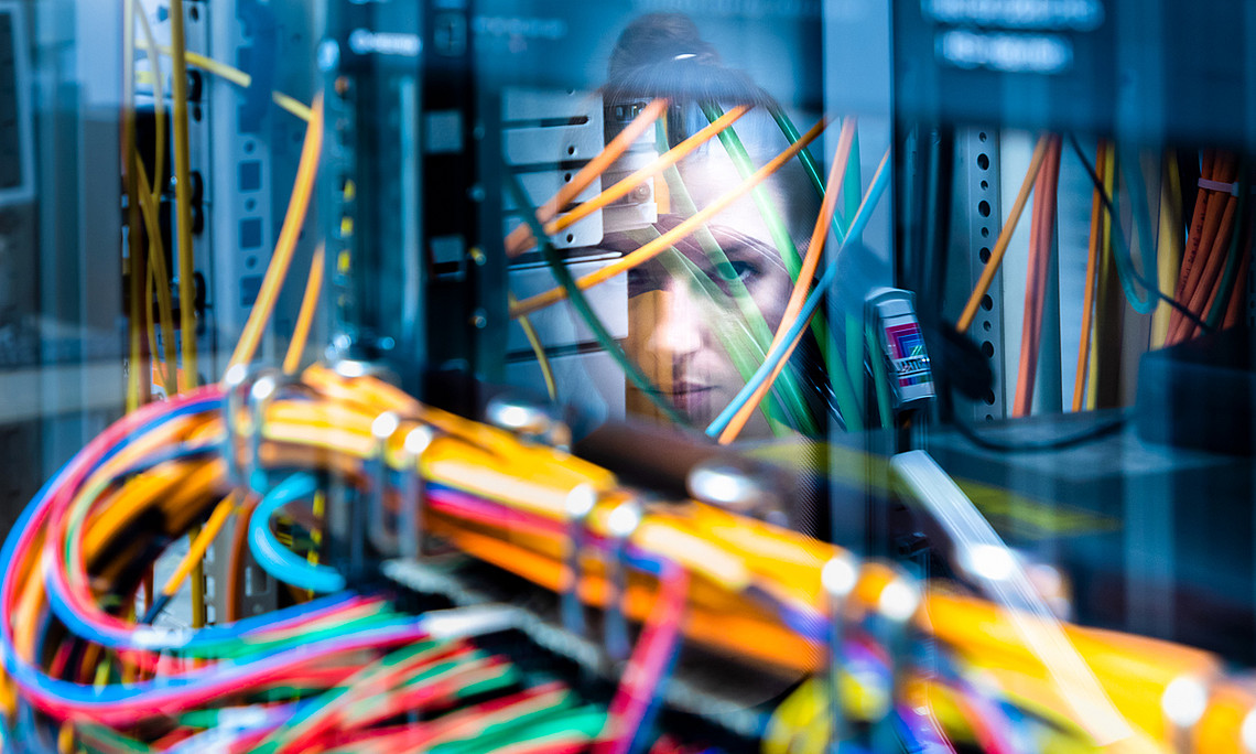 Digitalisierung ist mehr als nur ein Kabelsalat. Aktuell forschen JuristInnen der Uni Graz an Entscheidungsunterstützung durch Künstliche Intelligenz für den Business Bereich. Foto: Uni Graz/Jorj Konstantinov