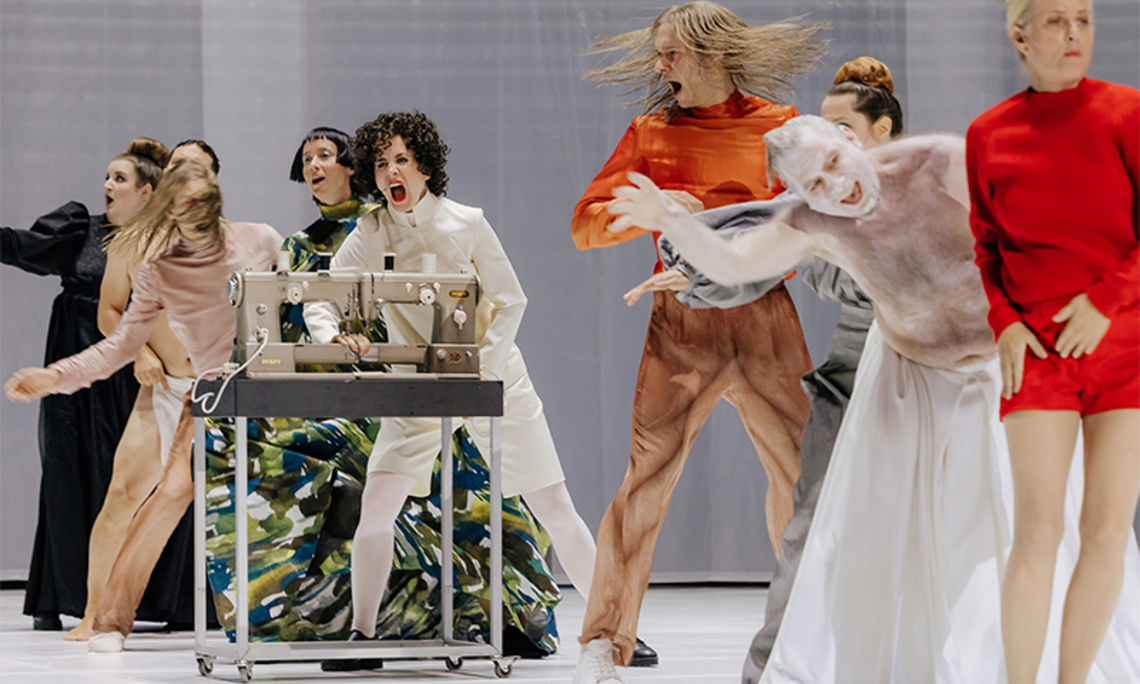 "Das Licht im Kasten" von Elfriede Jelinek wird gerade am Grazer Schauspielhaus gezeigt. Wir haben anlässlich des 75. Geburtstags der Autorin mit Klaus Kastberger, Leiter des Grazer Literaturhauses, im AirCampus gesprochen. Foto: Schauspielhaus Graz/Ruiz Cruz. 
