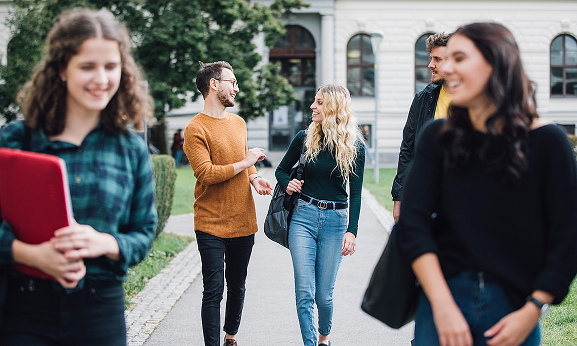 Studierende am Campus
