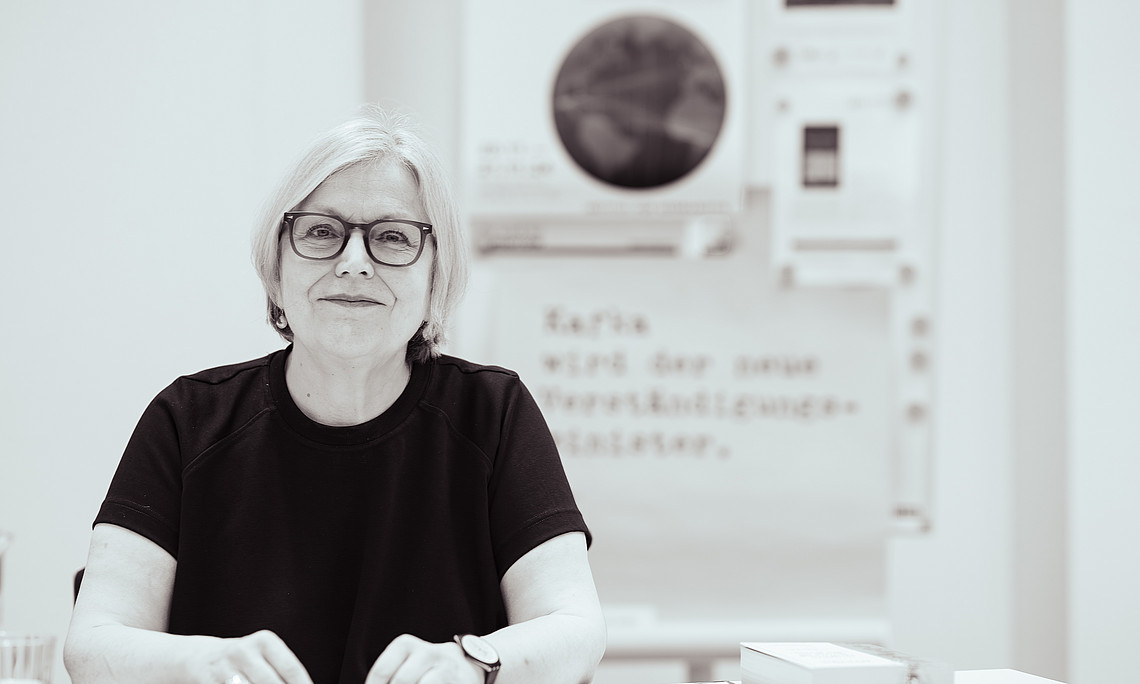 Eine schwarzweiss Fotografie einer Frau