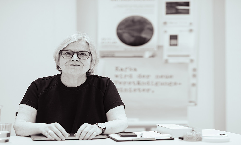 Eine schwarzweiss Fotografie einer Frau