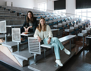 Zwei Frauen sitzen in einem Hörsaal ©Marija Kanizaj