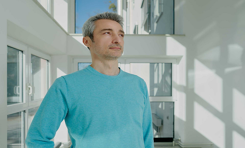 Linguist Boban Arsenijevic mit zukunftsgerichtetem Blick