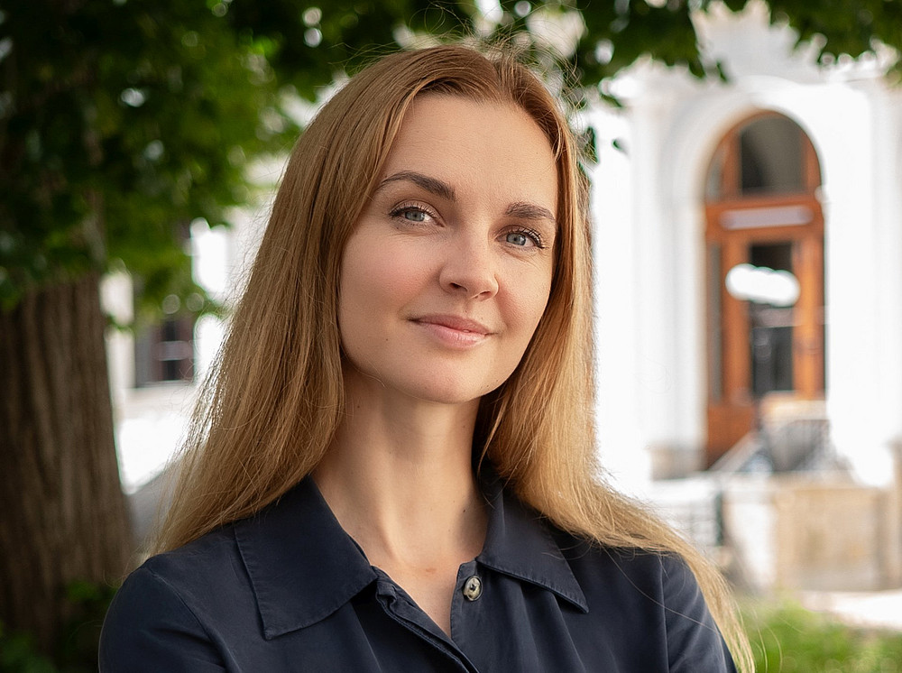 Portraitfoto von Ksenia Radchenkova im Innenhof des Hauptgebäudes, Fachbereich Global Governance ©Uni Graz/Radlinger