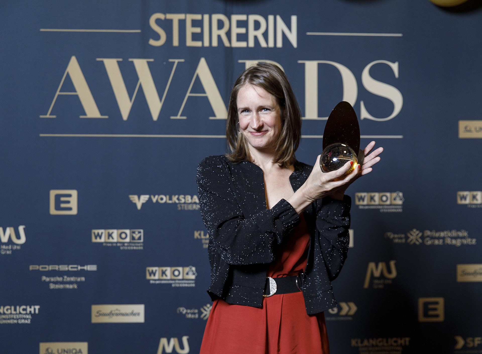 Julia Danzer mit dem Steirerin Award in der Hand. 