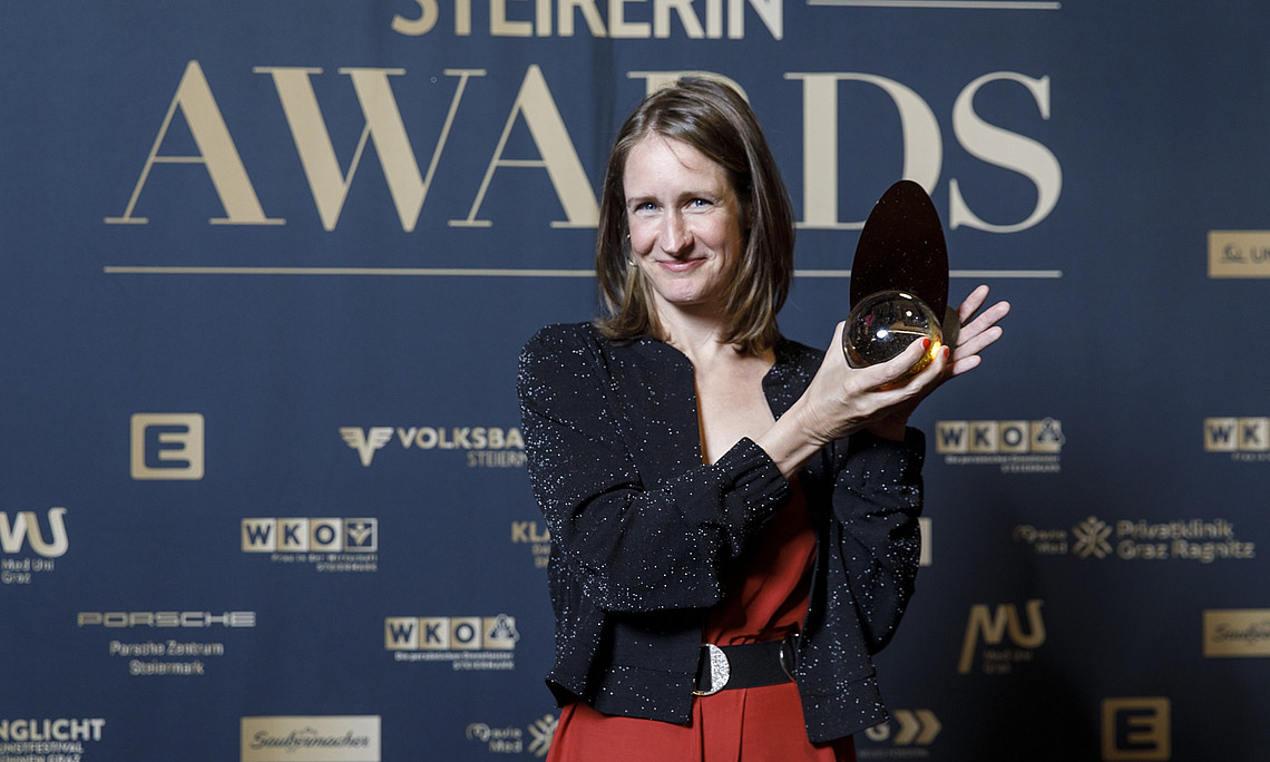 Julia Danzer mit dem Steirerin Award in der Hand.