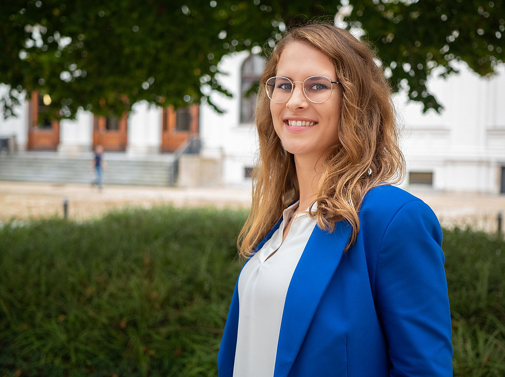 Sandra Schurian steht im Innenhof der Universität. ©Uni Graz/Radlinger