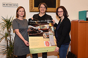 Ulrike Freitag, Barbara Reiter und Isabella Danda (v.l.) haben gemeinsam den BewohnerInnen der "Einkehr" und mit vielen anderen Freiwilligen ein Kochbuch gestaltet. Foto: Uni Graz/Kastrun. 