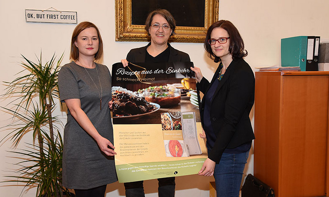 Ulrike Freitag, Barbara Reiter und Isabella Danda (v.l.) haben gemeinsam den BewohnerInnen der "Einkehr" und mit vielen anderen Freiwilligen ein Kochbuch gestaltet. Foto: Uni Graz/Kastrun. 
