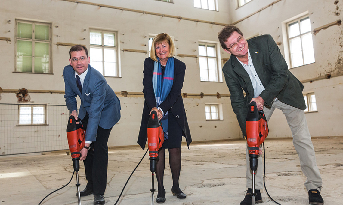 Der UB-Abriss hat begonnen: BIG-Geschäftsführer Hans-Peter Weiss, Rektorin Christa Neuper und Vizerektor Peter Scherrer griffen heute zum Bohrhammer. Foto: Uni Graz/Hoffmann