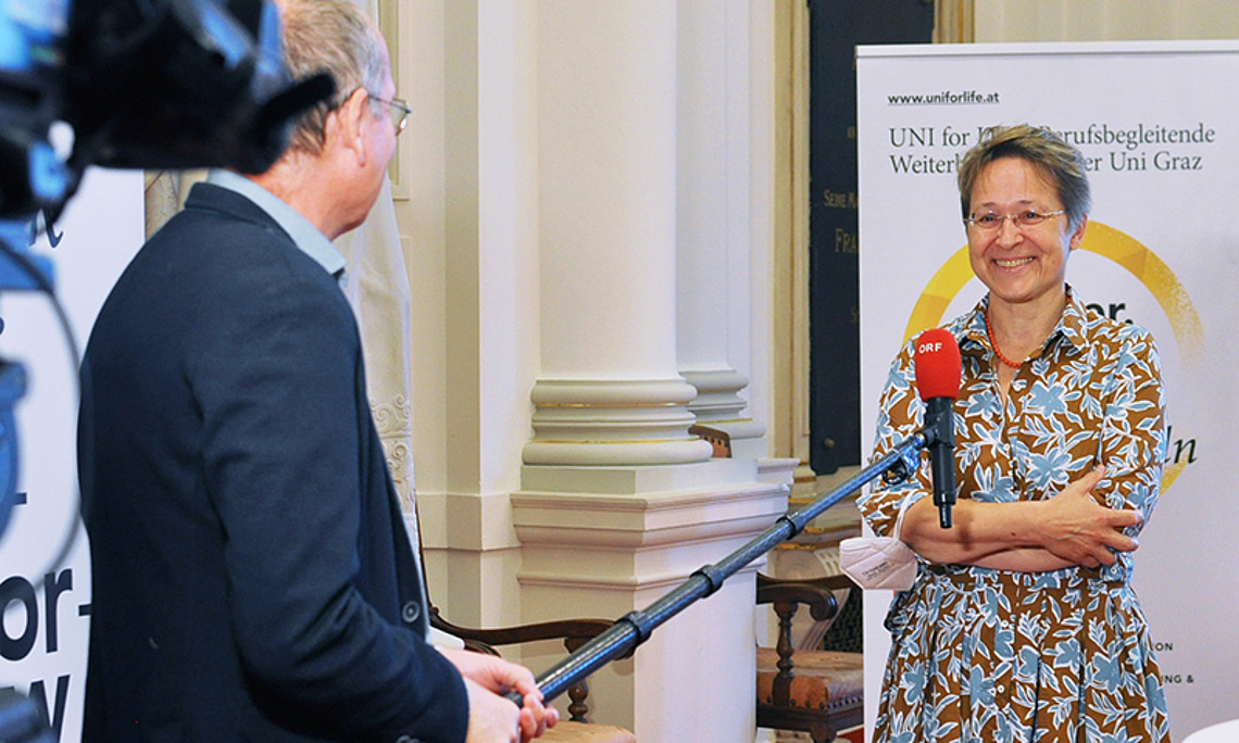 Anita Ziegerhofer ist, gemeinsam mit Klaus Poier, Teil des wissenschaftlichen Leitungsteams des Masterlehrgangs „Inhaltliche Grundlagen für Journalismus und Medienarbeit“. Foto: Uni for Life. 