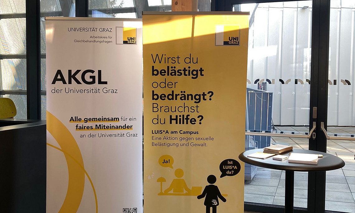 Ein Rollup von LUISA und vom AKGL stehen neben einem schwarzen Stehtisch