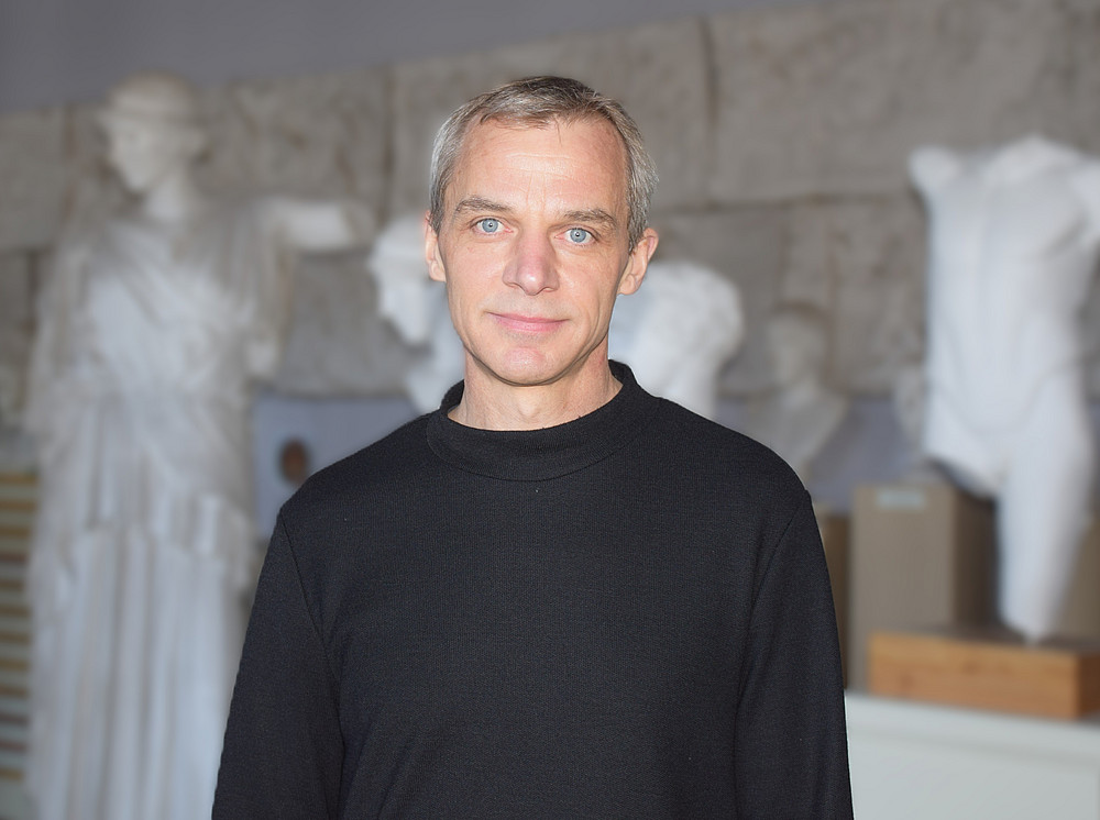 Portrait Grawehr in front of plaster statues ©Ulrike Freitag, Uni Graz
