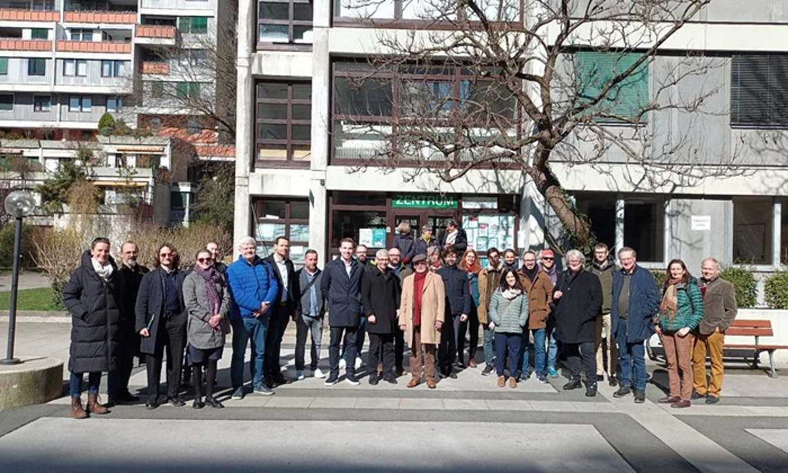 Das Kickoff-Team von Herisol vor der Terrassenhaussiedlung