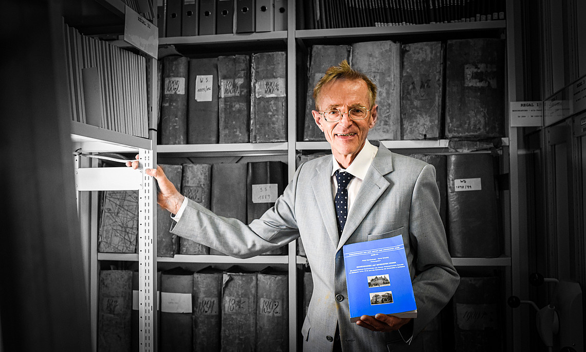 Uni-Archivar Alois Kernbauer blickt naturgemäß in die Vergangenheit und arbeitet die Geschichte der Uni Graz auf. Die neueste Publikation setzt sich mit den Beziehungen zur Universität Ljubljana auseinander. Foto: Uni Graz/Tzivanopoulos