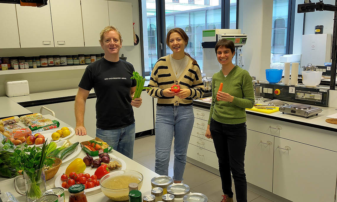 Man sieht Fritz Treiber, Barbara Obermair und Hildrun Walter im Geschmackslabor.