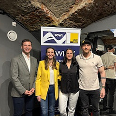 Die Vortragenden Matthias Snobe, Nina Nentwig, Madlene Reischl mit SOWI-AV Vorstandsmitglied Johannes Zeiringer ©Kira Dienstl