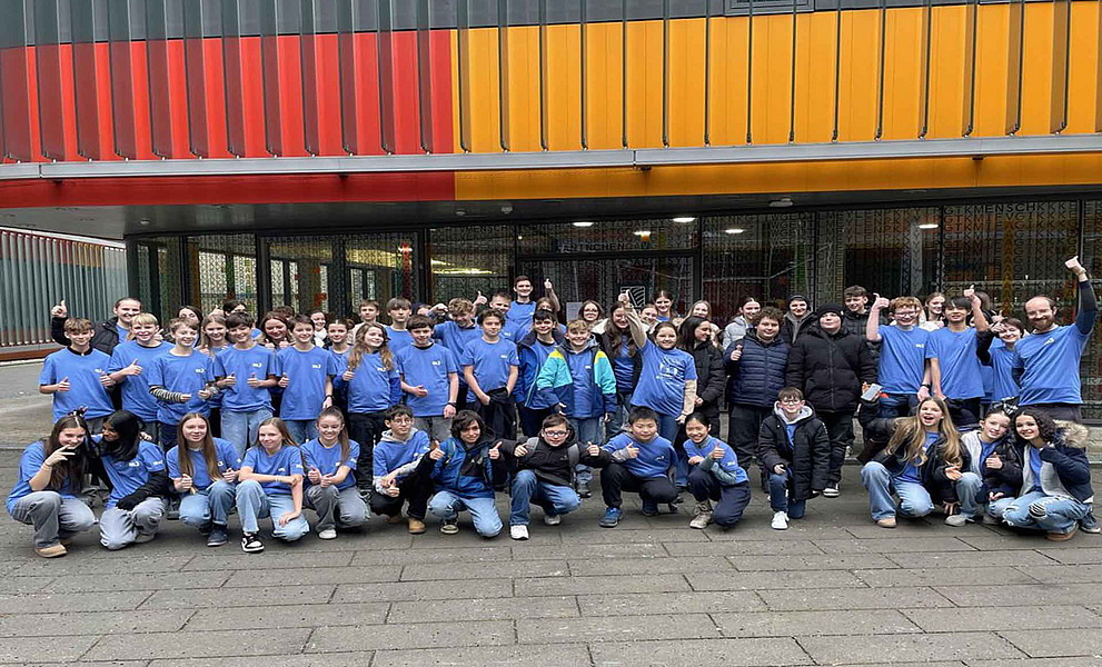 große Gruppe an Schüler:innen