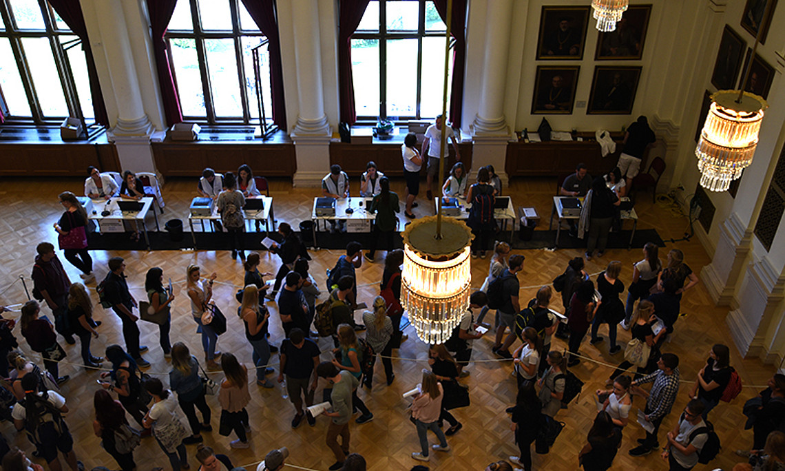 583 KandidatInnen absolvierten den Test in Psychologie: In der Aula wurde der Check-In rasch durchgeführt. Foto: Uni Graz/Schweiger 