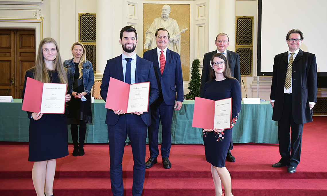 Vorne: die StipendiatInnen Monika Veit, Daniel-Armin Dumic und Claudia Mayr-Veselinovic (v. l.) Hinten: Landesrätin Juliane Bogner-Strauß, Fördergeber Rudi Roth, Laudator Gunter Nitsche und Rektor Martin Polaschek (v. l.) 