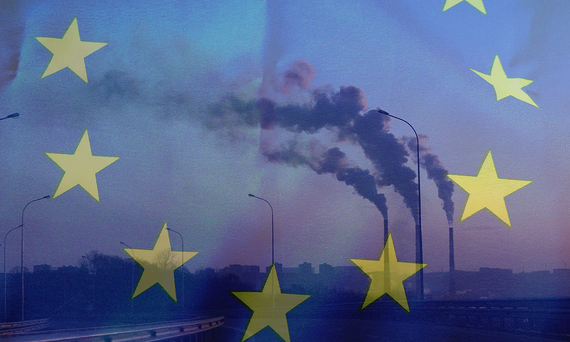 Rauch aus Schloten vor EU-Flagge