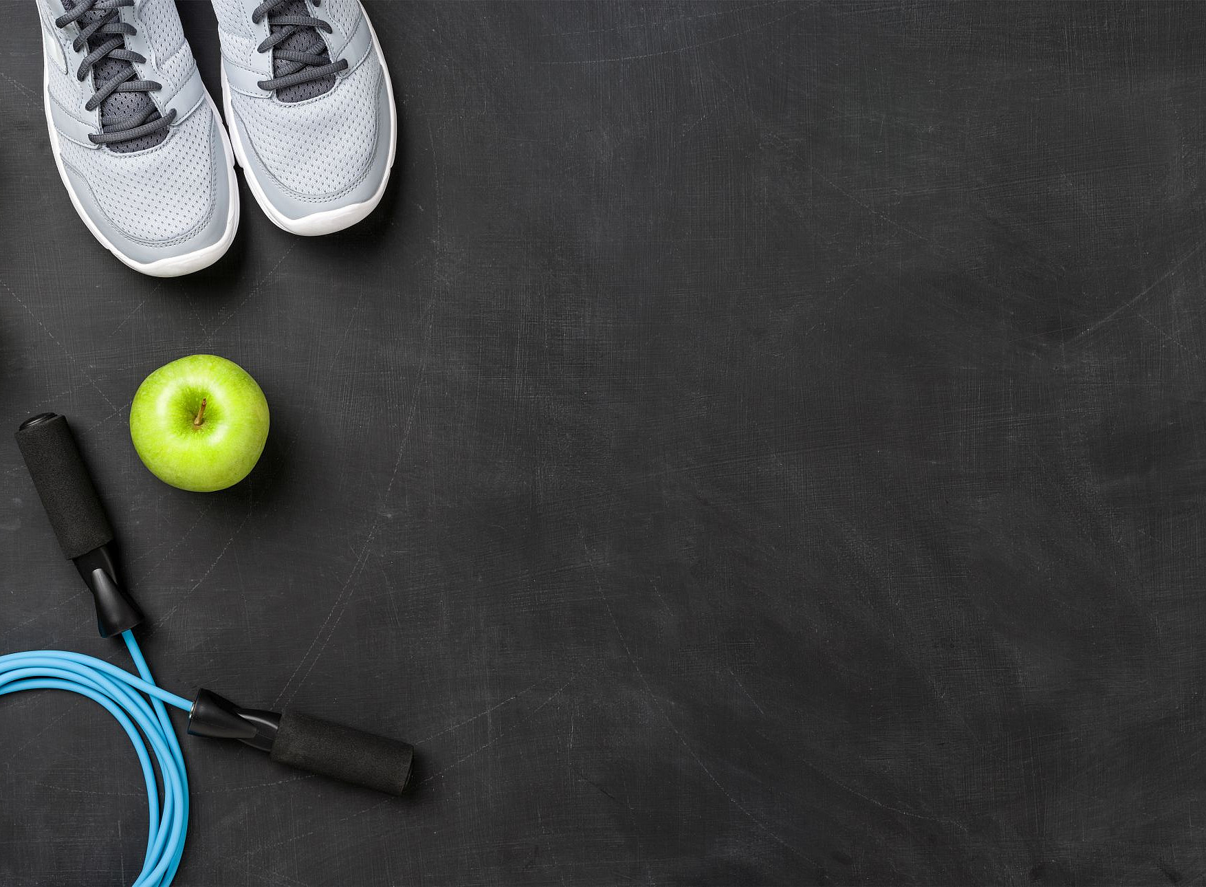 Turnschuhe und andere Sportutensilien vor dunklem Hintergrund 