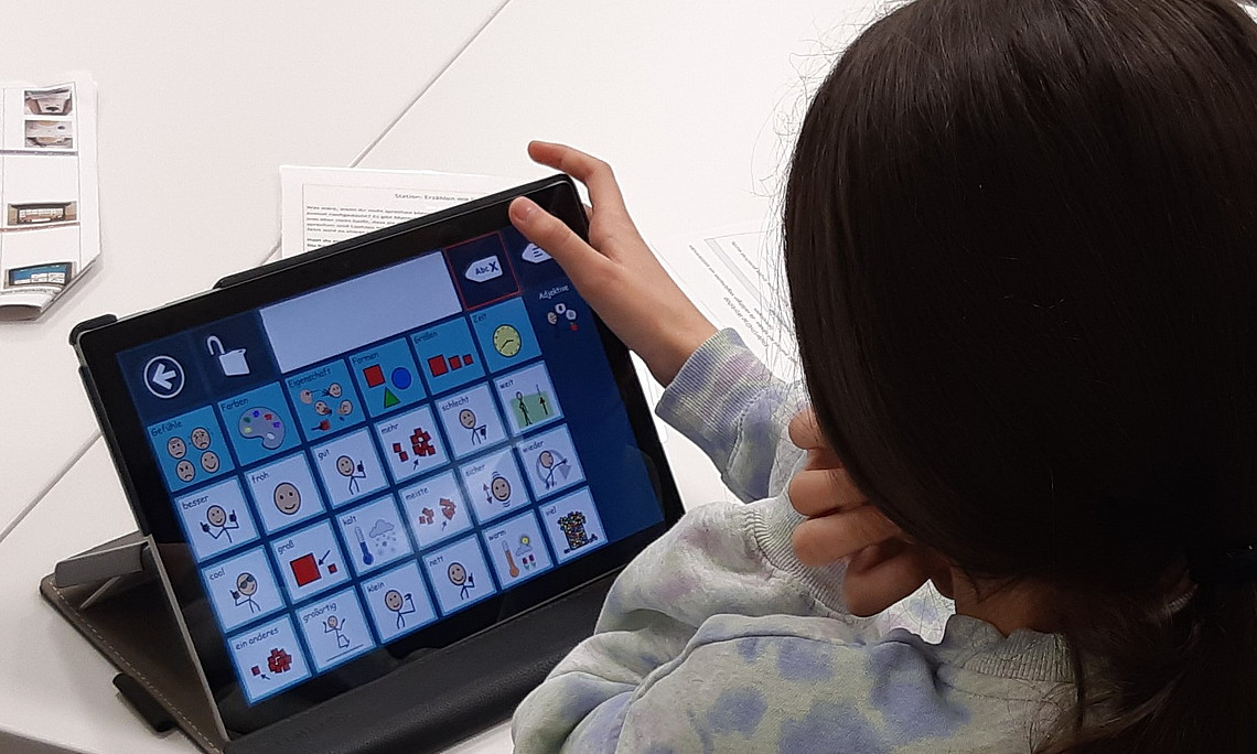 Copyright: FZIB; Schüler:innen erkunden Metacom Symbole im KinderUni Workshop
