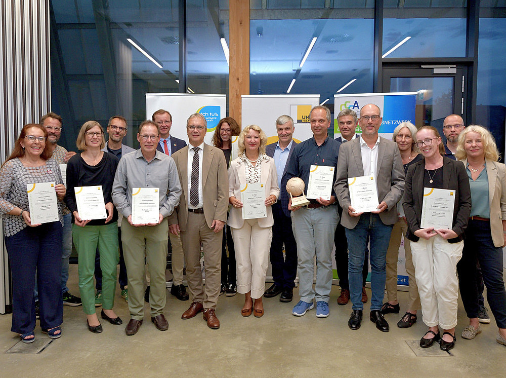 Das Bild zeigt die Vertreter:innen der Wissenschaftszweige der Uni Graz, die durch den Green Academia Award 2025 ausgezeichnet wurden. Außerdem sind der Rektor Dr. Peter Riedler, Vizerektor Joachim Reidl und Frau Andrea Gössinger-Wieser, die Klimaschutzbeauftragte des Landes Steiermark sowie Gottfried Kirchengast vom Wegener Center der Uni Graz, zu sehen. ©Uni Graz/Pichler