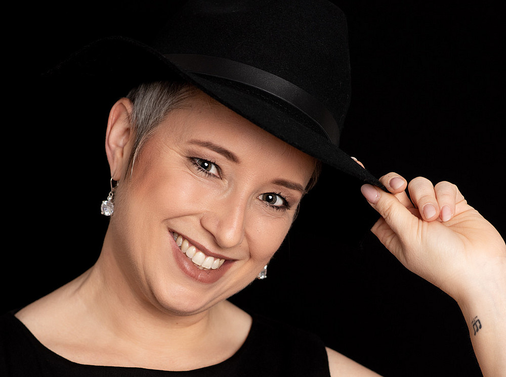 Porträtfoto Elke Höfler mit Hut 