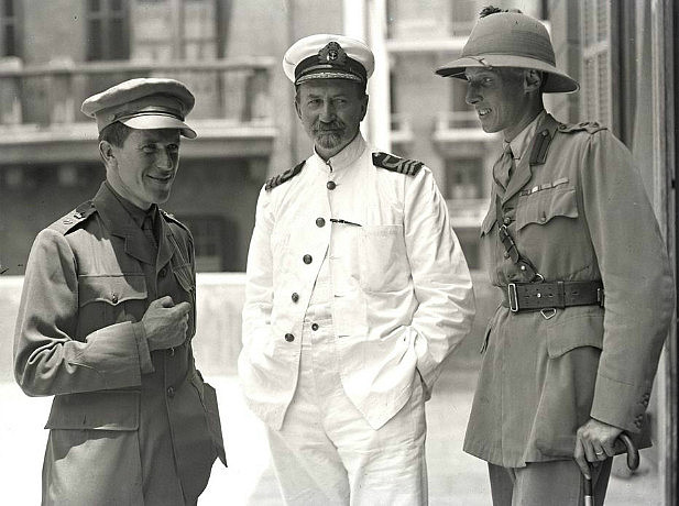Hogarth (Mitte), mit T. E. Lawrence (links) und Oberstleutnant Guy Dawnay im Arab Bureau, Kairo, Mai 1918 {f:if(condition: 'Wikipedia, gemeinfrei ', then: '©Wikipedia, gemeinfrei ')}