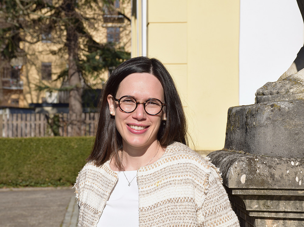 Elena Minetti im Innenhof des Meerscheinschlössels, vor einer Statue stehend ©Ulrike Freitag, Uni Graz