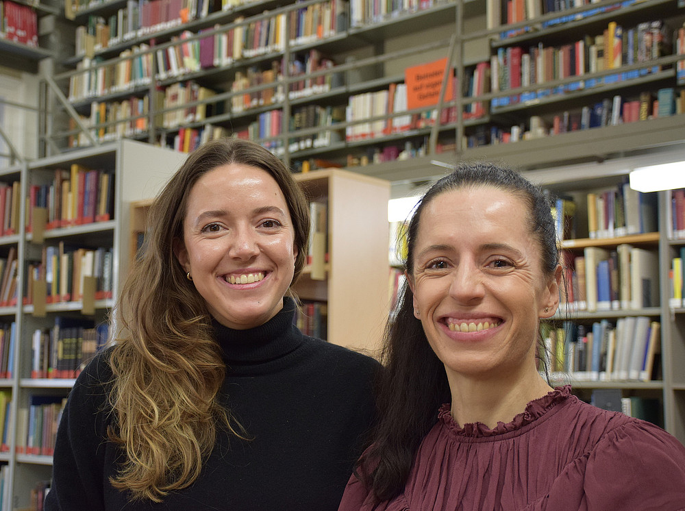 Clara Nicolay and Evelyn Urban in the reading room of the library of the Institute of Art and Music Studies ©Ulrike Freitag, Uni Graz