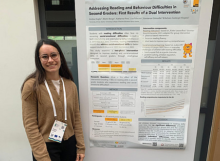 Andrea Kogler steht neben ihrem Poster ©LeSeDi - Konstanze Edtstadler