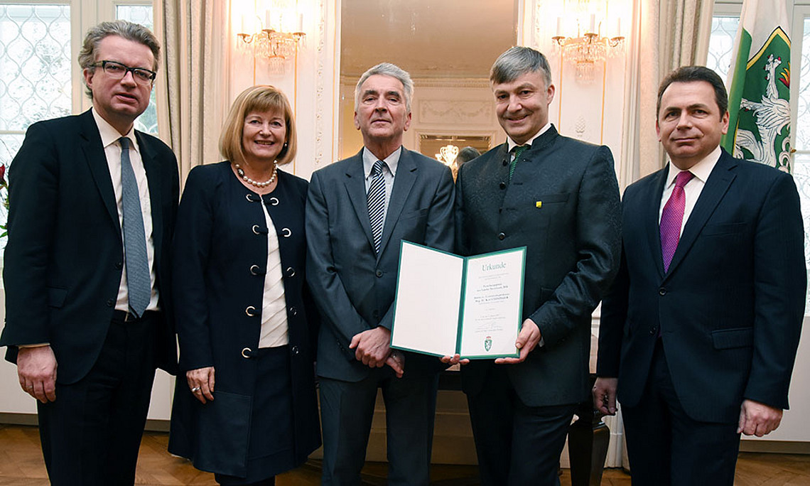 Landesrat Christopher Drexler, Rektorin Christa Neuper, Laudator Stefan Schleicher, Preisträger Karl Steininger, Dekan Thomas Foscht (v.l.). Foto: Uni Graz/Pichler