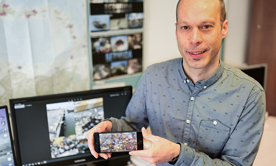 Tobias Pfingstl präsentiert die Twitter-Milbe, die er über den Social-Media-Kanal identifziert hat. Foto: Uni-Graz/Tzivanopoulos