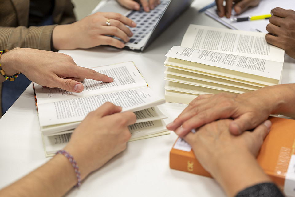 Studierende erarbeiten gemeinsam Inhalte aus verschiedenen Büchern.