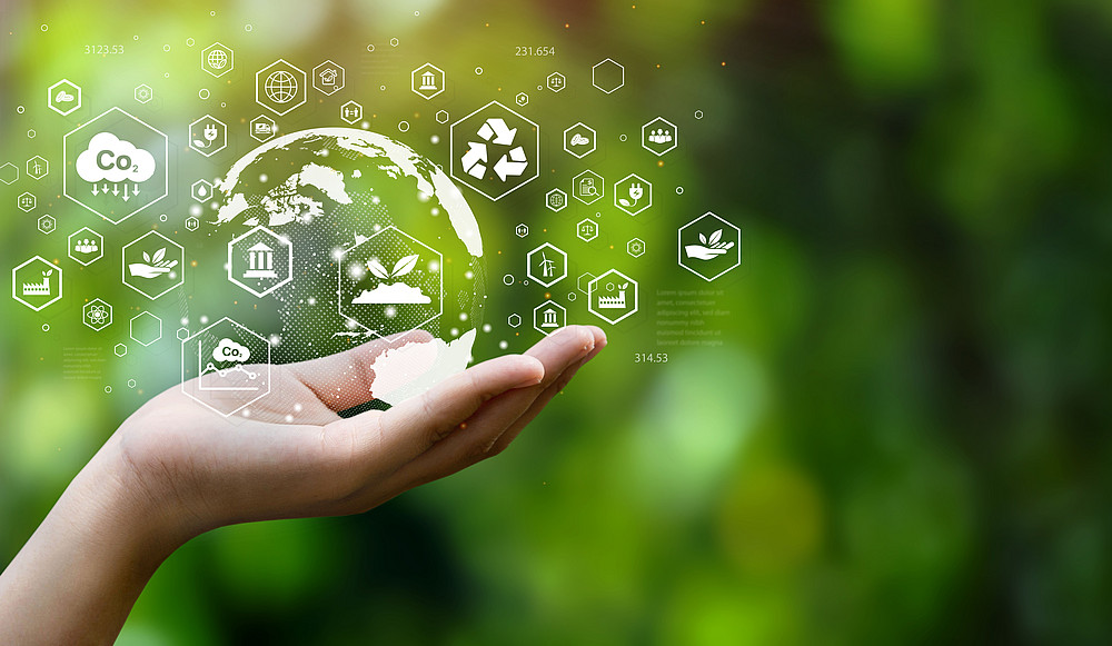 Hand mit vernetzten Symbolen ©Dee karen - stock.adobe.com