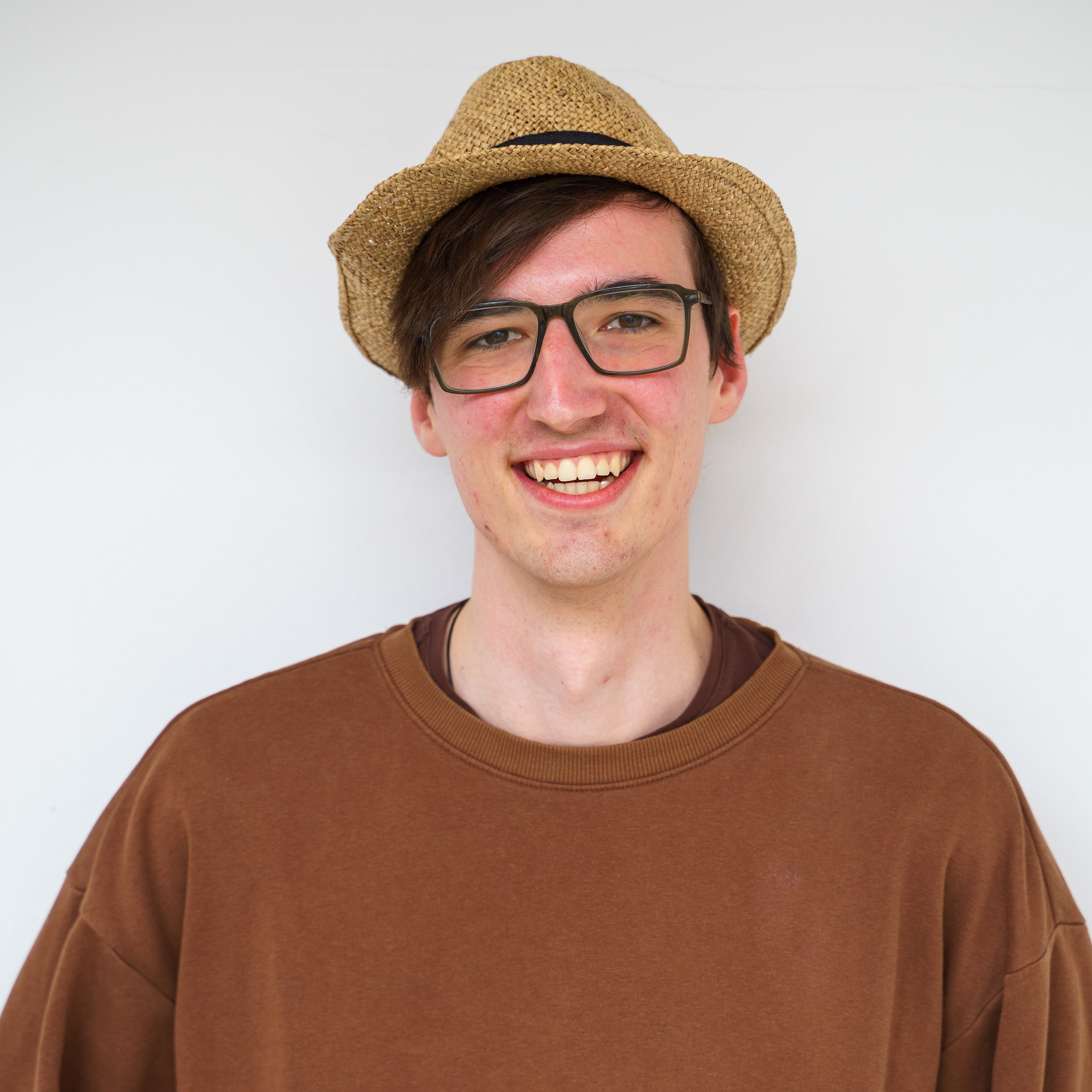 Bild von jungem Mann mit Brille und Hut